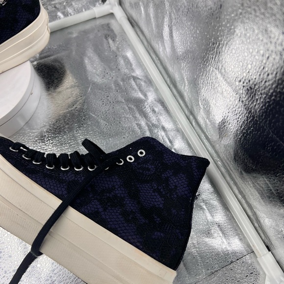 Blue lace converse sneakers - Picture 4 of 5